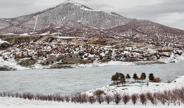 Kahramanmaraş'ta soğuk hava baraj ve göletleri dondurdu