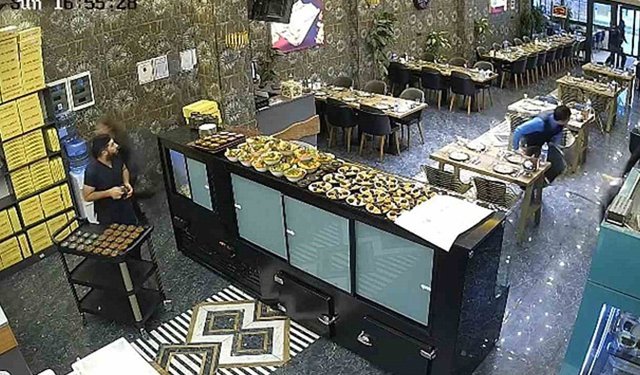 Sakarya'da iftara saatler kala kebapçının tavanı çöktü! Son anda kurtuldular