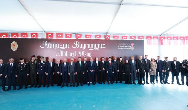 Binlerce kişi bayramlaşma töreninde buluştu