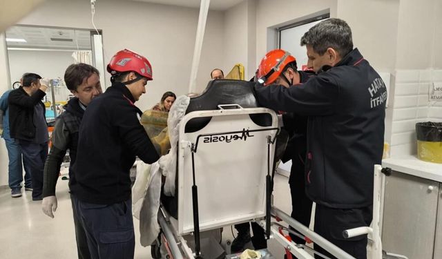 Göğsüne saplanan demir itfaiyenin müdahalesiyle çıkarıldı