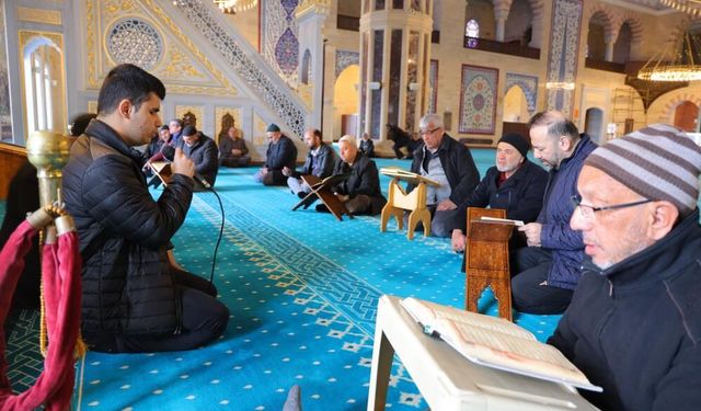 Görme engelli üç hafız Ramazan boyunca mukabele okuyor