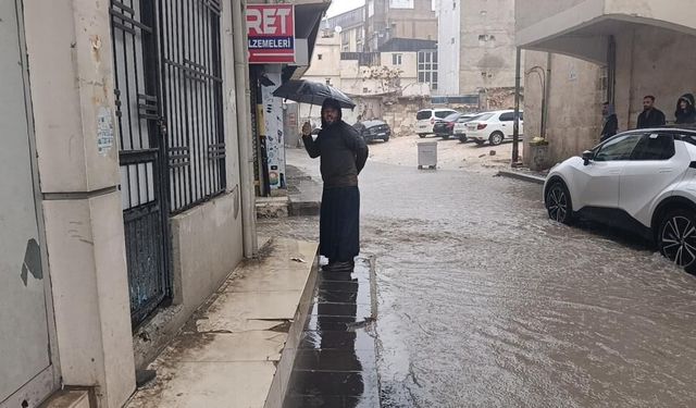 Şanlıurfa'da sağanak yağış cadde ve sokakları göle çevirdi