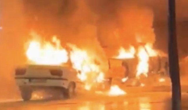 Gaziantep’te çarpışan iki otomobil alev topuna döndü