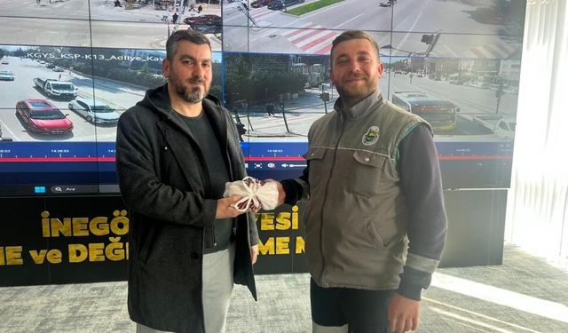 Yolda bulduğu 200 bin lirayı sahibine teslim etti