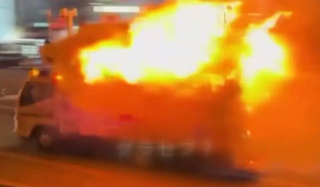 Japonya’da alev alan kamyonetin şoförü, aracını itfaiye istasyonuna sürdü