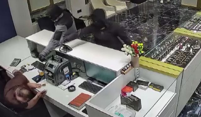 Konya'da biber gazlı kuyumcu soygunu kamerada!