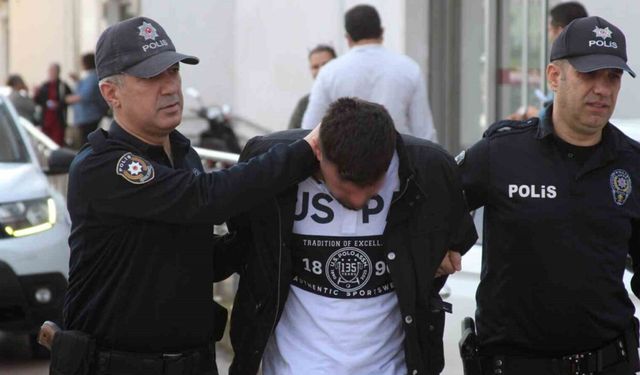 Direksiyonu ayağıyla tuttu, bedelini ağır ödedi!