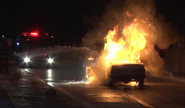 Antalya’da alev topuna dönen araçtan geriye sadece demir yığını kaldı