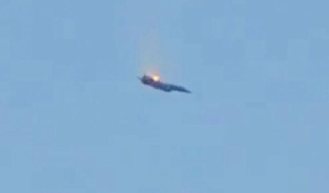 ABD'ye ait F-15 savaş uçağını Kuveyt'te düşme anı kamerada!