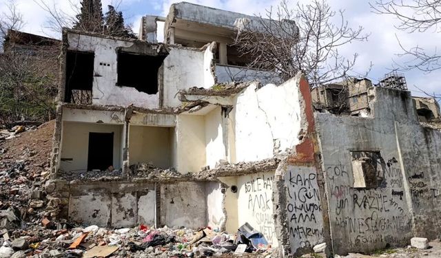 Kahramanmaraş’ta metruk bina tepkisi! Vatandaş çözüm bekliyor