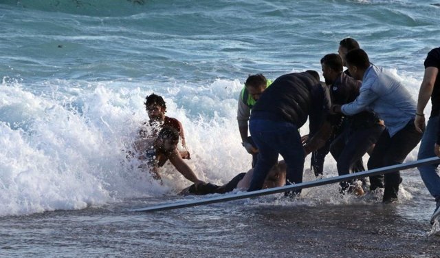 Dalgalar yuttu: İnsan zinciri yetmedi, 1 can gitti