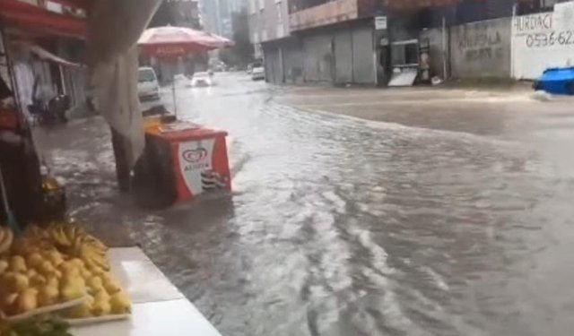 Yağmur değil afet! Sokaklar nehre döndü