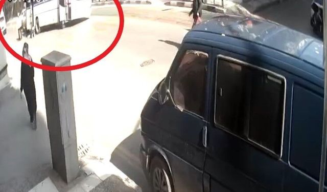 Arızalı minibüs kabusa döndü: Tamirci araç altında kaldı