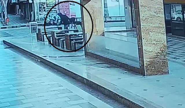Suç makinesi önüne geleni satırla yaraladı, o anlar kameraya yansıdı