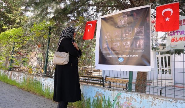 Saldırının yaşandığı okul önünde Kur’an-ı Kerim okuyup gözyaşı döktü
