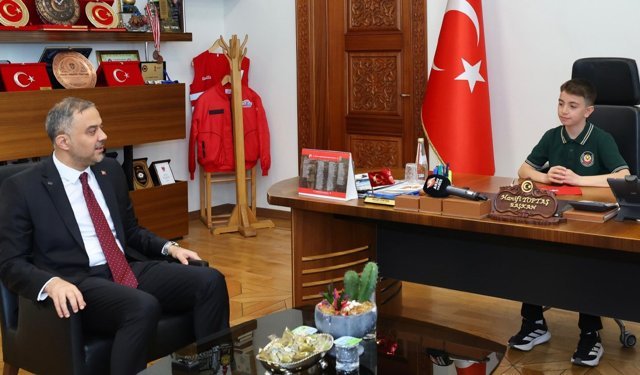 Başkan Hanifi Toptaş koltuğunu minik Halil Sami’ye devretti