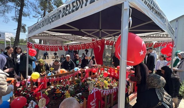 Kahramanmaraş'ta öğrencilerin mezarları 23 Nisan’da bayrak ve balonlarla donatıldı