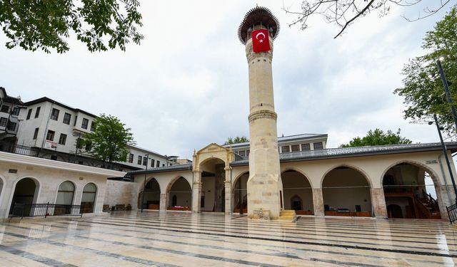 Cumhurbaşkanı Erdoğan canlı bağlandı: Tarihi Ulu Camii dualarla açıldı