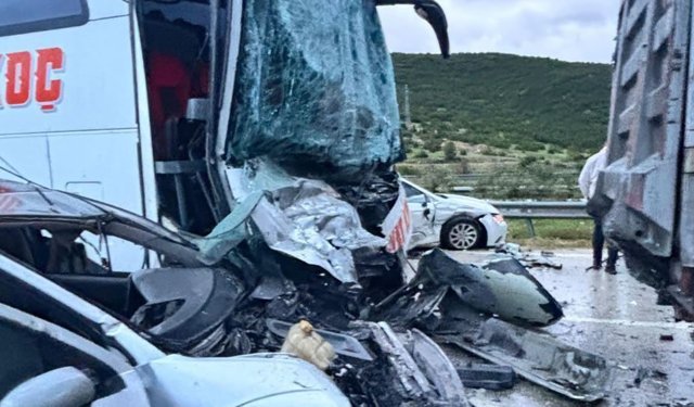 Kahramanmaraş trafiği durdu: 13 araçlık kazada 2’si ağır 10 yaralı