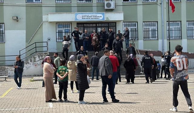 Diyarbakır’da okul çevresinde panik: Şüpheli yakalandı