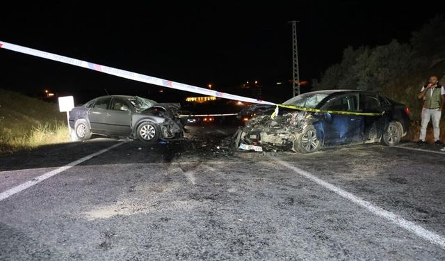 Hatalı sollama faciası: Karşı şeritten gelen araçla kafa kafaya çarpıştı!