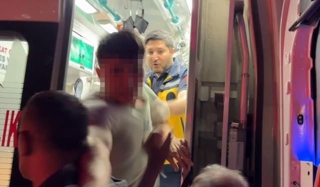 Polisi de atlattı! Ambulanstan kaçan genç gazeteciye saldırdı