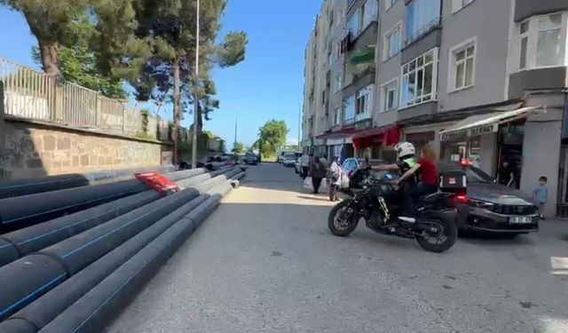 Kimliğini unutan kız öğrencinin yardımına koşan polisler alkış topladı!