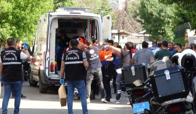 Sözün bittiği yerde taşlar sopalar konuştu: Aile fertleri birbirini hastanelik etti!
