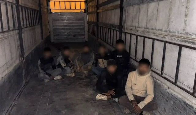 İhbar değil takip yakalattı: Tır dorsesinden 7 göçmen çıktı!