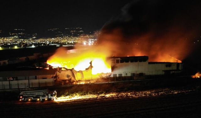 Kahramanmaraş'ta dev fabrika yangını havadan böyle görüntülendi