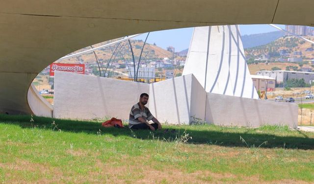 Kahramanmaraş'ta sıcaklık bunalttı: Ay-yıldızın gölgesine sığındı