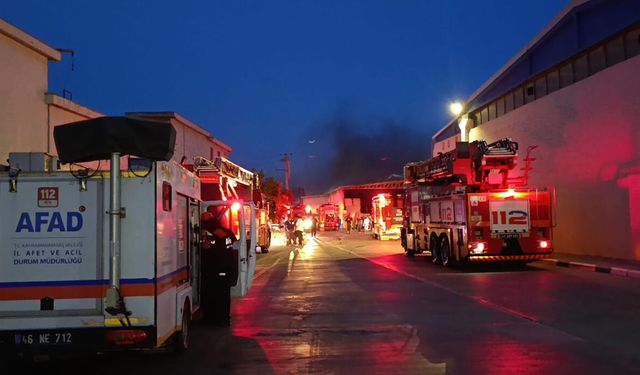 Kahramanmaraş’ta dev fabrikada yangın: 1 itfaiye eri ile 1 fabrika işçisi dumandan etkilendi