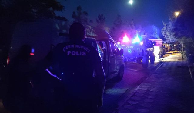 Baba, oğlu ve yeğeni mezarlıkta silahla vuruldu