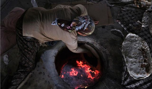 Fırın ustaları 38 derecede dışarı çıkıp serinliyor