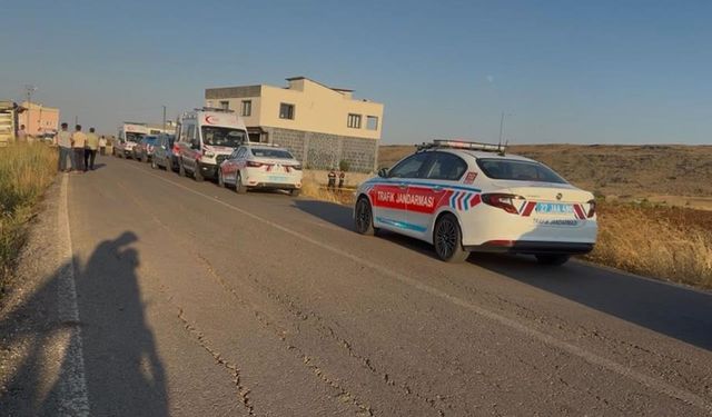 Evin önünde oturuyorlardı: Kontrolden çıkan araç dehşet saçtı