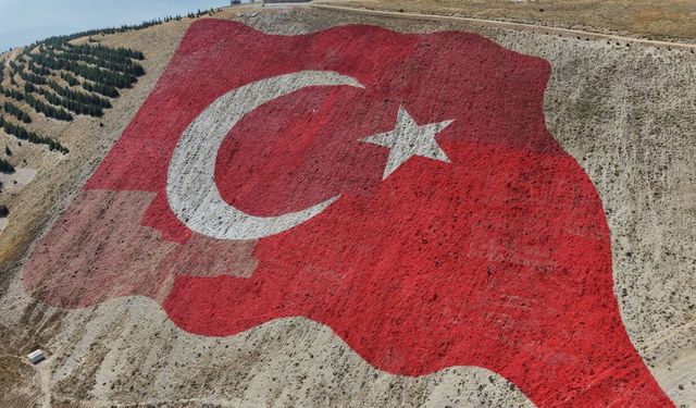 Kahramanmaraş'ta dünyanın en büyük Türk Bayrağı yenilendi
