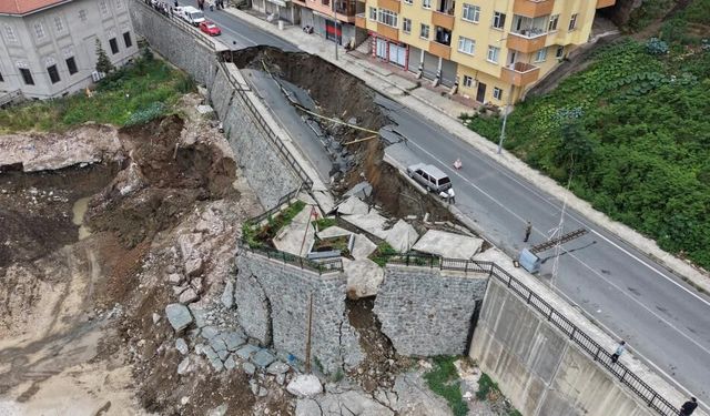 Rizede yol yarılıp çöktü, üstündeki binalar tahliye edildi: O anlar saniye saniye kayıtta!