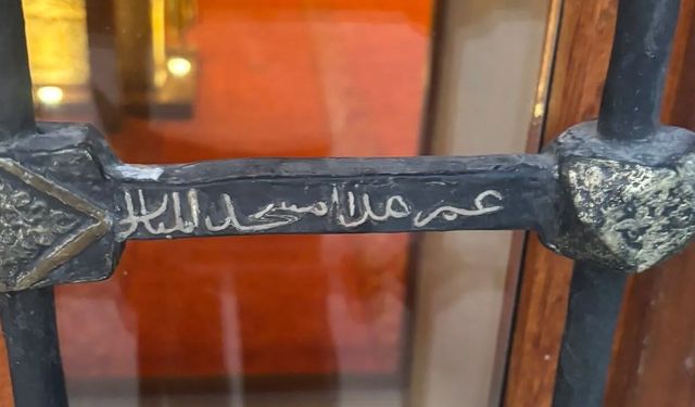 Tarihi Ulu Camii'nin korkuluklarındaki sır ifadeler vatandaşın ilgisini çekiyor