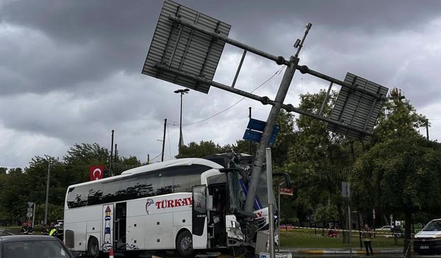 Yolcu otobüsü önce otomobile sonra levhaya çarptı 30 yaralı