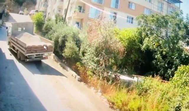 Hatay'da yokuşu çıkamayan kum yüklü kamyon bahçeye uçtu, incir toplayan yaşlı kadın öldü