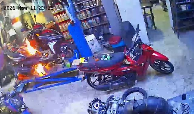 Yangın tüpüne fırsat kalmadı! Motosikleti üfleyerek söndürdü