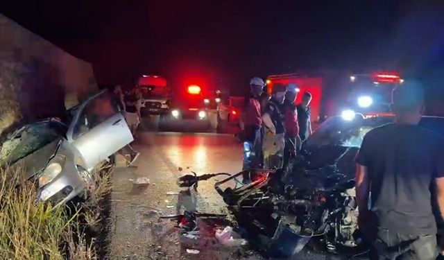 Eşini ve çocuğunu kazada kaybetti! İki otomobil kafa kafaya çarpıştı: 2 ölü 5 yaralı