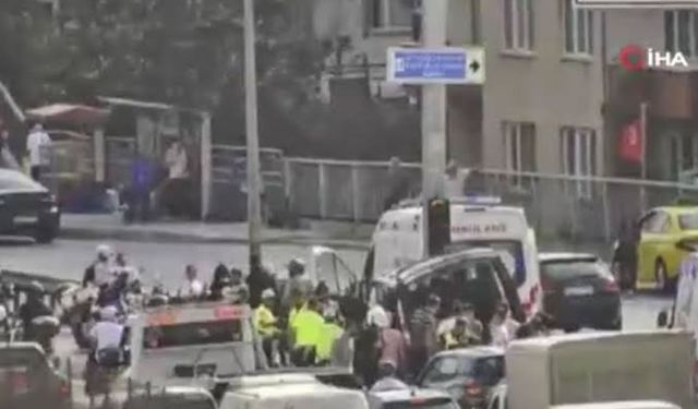 Küçükçekmece E-5'te feci kaza: Kurs aracında 12 çocuk yaralandı