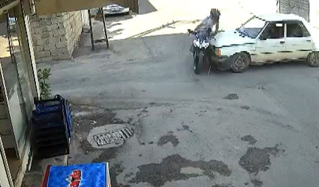 Motosiklet otomobille çarpıştı: Sürücü metrelerce savruldu