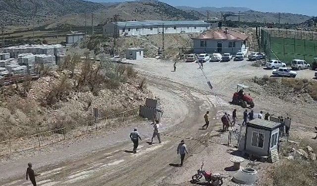 Taşlar havada uçuştu, Traktör üzerlerine geldi!