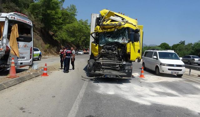 Yolcu indirirken tır çarptı! Midibüs devrildi: 11 yaralı