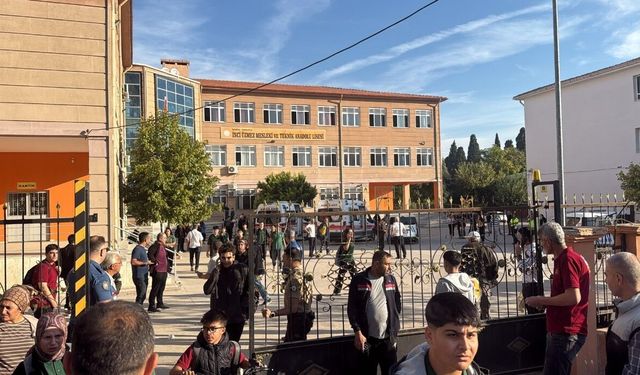 Lise önünde silahlı saldırı! 2'si ağır 10 öğrenci hastanede