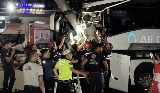 Adana’da yolcu otobüsü kaza yaptı: 11 kişi yaralandı