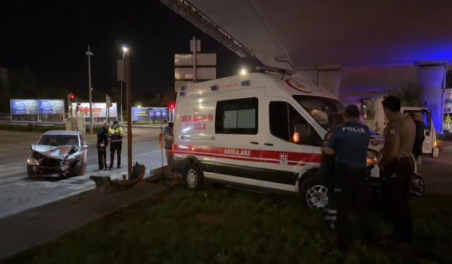 Kavşakta can pazarı! Ambulans ile otomobilin çarpışması sonucu 6 kişi yaralandı