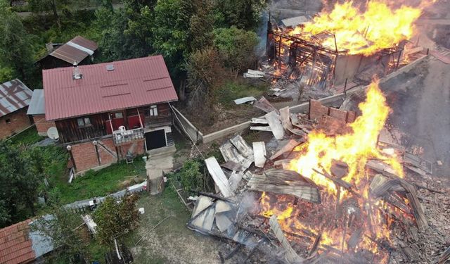 İnebolu’da bir evde başladı, 8 evi sardı: Müdahale sürüyor